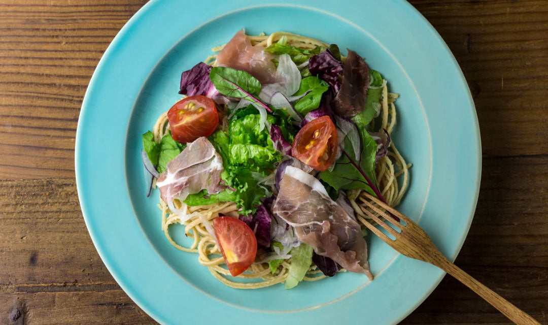サラダパスタを、九州まーめんでもっとヘルシーに。