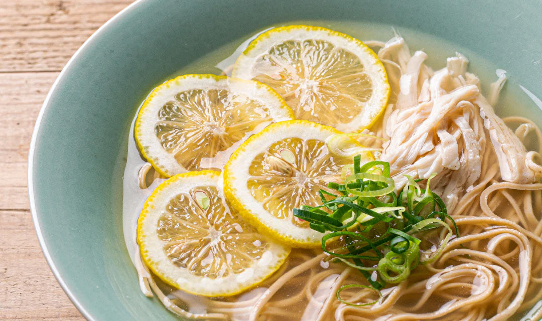 【猛暑日こそ食べたい】レモン白出汁のさっぱり冷ラーメン
